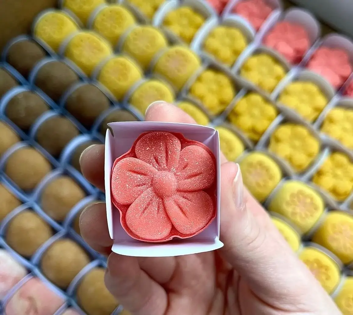 Brigadeiro de Ninho com formato de flor e corante