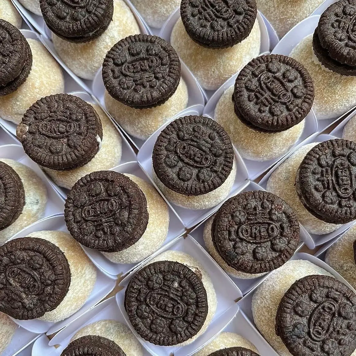 Brigadeiro de Oreo com mini bolacha de Oreo em cima